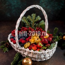 Ассорти ягод в подарочной корзине 1.5кг